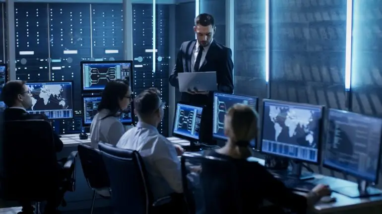 NOC correlação de alarmes alert storm incidentes eventos